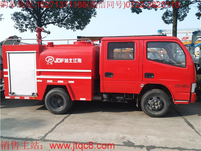雙排2噸小型消防車(chē)(國(guó)五)采用東風(fēng)凱普特雙排駕駛室底盤(pán)改裝而成,該車(chē)又稱簡(jiǎn)易消防車(chē),微型消防車(chē),消防灑水車(chē),車(chē)輛設(shè)計(jì)精巧,外型美觀,線條流暢,整體式框架結(jié)構(gòu);機(jī)動(dòng)性能強(qiáng),環(huán)保性能好,人性化設(shè)計(jì),器材布置合理,取用方便; 專用部分由液罐、泵室、器材箱、動(dòng)力輸出及傳動(dòng)系統(tǒng)、管路系統(tǒng)、電氣系統(tǒng)組成;